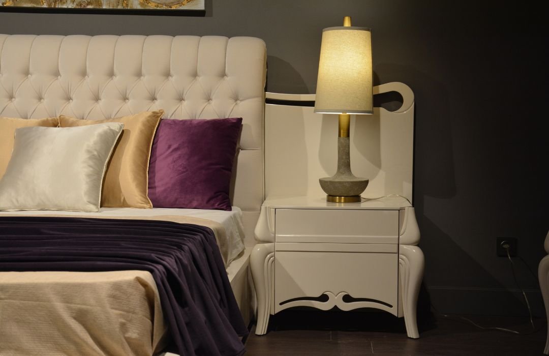 nightstand-decoration-items-table-lamp-image